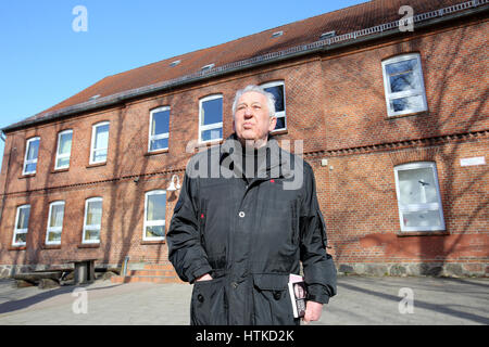 Ribnitz-Damgarten, Allemagne. 28 Février, 2017. Egon Krenz, Erich Honecker comme successeur du secrétaire général du comité central du Parti socialiste unifié (SED) et président du conseil d'état dans les dernières semaines de l'existence de la République démocratique allemande, en Allemagne, Ribnitz-Damgarten, 28 février 2017. Krenz tourne 80 sur le 19 mars 2017. Photo : Bernd Wüstneck/dpa-Zentralbild/dpa/Alamy Live News Banque D'Images