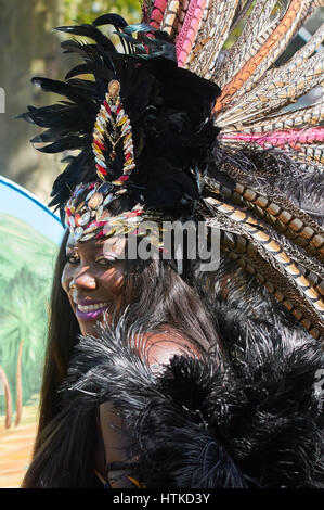 Melbourne, Australie. 13 mars 2017. Melbourne's Moomba Parade pour 2017 a eu lieu dans des conditions météorologiques. Il y avait beaucoup d'excitation dans l'aire de rassemblement comme les interprètes attendu pour commencer la parade. Crédit : David Brewster/Alamy Live News Banque D'Images