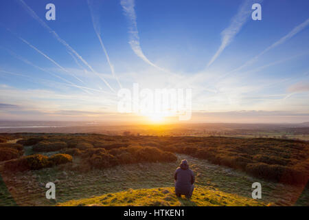 Flintshire, UK. Un démarrage à froid de la journée avec des poches de gel du sol dans les régions rurales de Flintshire ce matin, mais un lever de soleil spectaculaire sur Flintshire rural comme walker prend dans le lever du soleil Banque D'Images