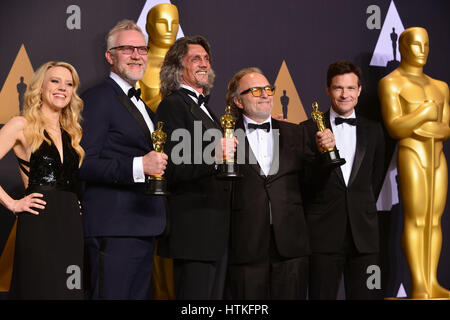 Kate McKinnon (L) et Jason Bateman (R) posent avec des maquilleurs Giorgio Gregorini (2e à partir de L), Alessandro Bertolazzi (C) et Christopher Allen Nelson 89e Academy Awards (Oscars), salle de presse au Dolby Theatre de Los Angeles. Le 26 février 2017. Banque D'Images