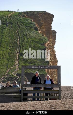 West Bay, Dorset, UK. 13 mars 2017.UK Météo : ensoleillé et chaud au West Bay, Dorset. Credit : Dorset Media Service/Alamy Live News Banque D'Images