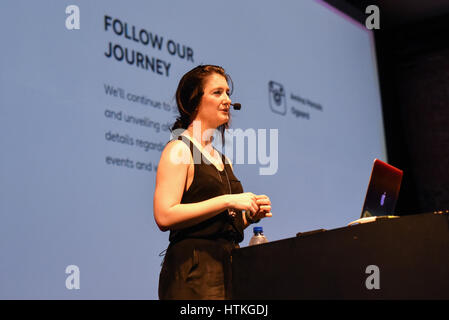 Amina Horozic durant la première journée de conférences de FID 7, 'Festival Internacional de Diseño' dans la Antigua Aduana, San José, Costa Rica, mars 10th, 2017. Elle est en ce moment laisse le designer industriel chez Yves Behar's fuseproject. Elle est également l'auteur de casser dans® : conception produit. En 2016, elle a été la conception du produit Le Président du Jury à Cannes Lions. Amina est diplômé de l'College for Creative Studies (BFA) et California College of the Arts (MBA). FID, est le seul festival de design multidisciplinaire en Amérique du Nord. Certains des meilleurs esprits créatifs se rassemblent à San Jose pour trois jours de conf Banque D'Images