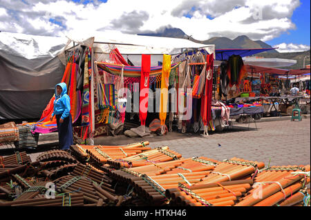 Otavalo, Équateur. 14Th Oct, 2016. La petite ville d'Otavalo, au nord de l'Équateur est d'abord et avant tout connue pour ses marchés, connu loin. Ils attirent les touristes et les habitants de la région. La flûte de pan en vente sur un marché touristique. Prise le 14.10.2016. Photo : Reinhard Kaufhold/dpa-Zentralbild/ZB | worldwide/dpa/Alamy Live News Banque D'Images