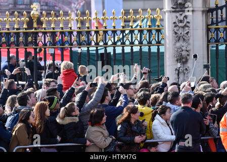 Londres, Royaume-Uni. Mar 13, 2017. Les grandes foules recueillies lors du lancement de l'Université Queen's baton Relay. Un message de Sa Majesté sera réalisée via un relais baton dans toutes les nations du Commonwealth en route pour la cérémonie d'ouverture des XXI Jeux du Commonwealth, dans la Gold Coast en Australie, le 4 avril, 2018. Crédit : Stephen Chung/Alamy Live News Banque D'Images