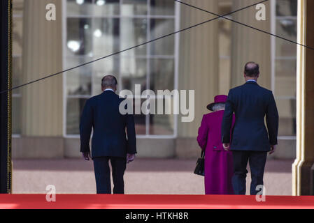 Londres, Royaume-Uni. Mar 13, 2017. (L à R) Le duc d'Édimbourg, la Reine et le comte de Wessex quittent la scène lors du lancement de l'Université Queen's baton Relay. Un message de Sa Majesté sera réalisée via un relais baton dans toutes les nations du Commonwealth en route pour la cérémonie d'ouverture des XXI Jeux du Commonwealth, dans la Gold Coast en Australie, le 4 avril, 2018. Crédit : Stephen Chung/Alamy Live News Banque D'Images