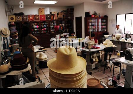 Chapeau Panama production à l 'Homero Ortega' hat factory dans le sud de la ville équatorienne de Cuenca. Prise le 17.10.2016. Photo : Reinhard Kaufhold/dpa-Zentralbild/ZB | conditions dans le monde entier Banque D'Images