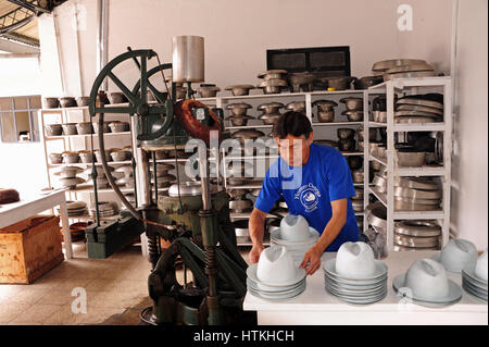 Chapeau Panama production à l 'Homero Ortega' hat factory dans le sud de la ville équatorienne de Cuenca. Les chapeaux sont produits dans de nombreuses formes. Prise le 17.10.2016. Photo : Reinhard Kaufhold/dpa-Zentralbild/ZB | conditions dans le monde entier Banque D'Images