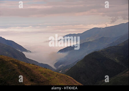 Cajas Parc National dans les hautes Andes, à environ 4000 mètres d'altitude offre certains des paysages les plus spectaculaires en Equateur. Des formations rocheuses escarpées, de nombreux lacs et la flore incroyable font partie de l'environnement naturel ici. Prises 18.10.2016. Photo : Reinhard Kaufhold/dpa-Zentralbild/ZB | conditions dans le monde entier Banque D'Images