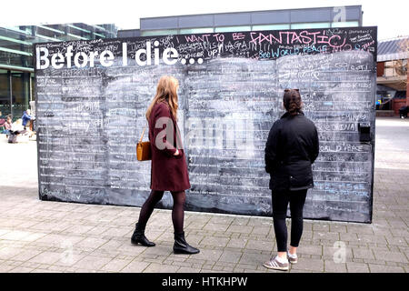 Brighton, UK. Mar 13, 2017. Les visiteurs apprécient de lire les messages avant de mourir sur le projet d'art public dans la région de Jubilee Square Brighton et fait partie des malades ! Festival 2017 . Malade ! Festival est une célébration de la vie, la mort et la survie et officiellement a lieu du 20 au 25 mars 2017 Crédit : Simon Dack/Alamy Live News Banque D'Images