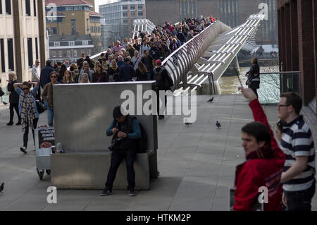Millenium Bridge Londres rempli de personnes traversant la rivière Thames, sur un week-end ensoleillé occupé en mars 2017 Banque D'Images
