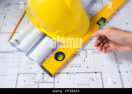 Les plans de construction avec casque et outils de dessin sur les bleus Banque D'Images