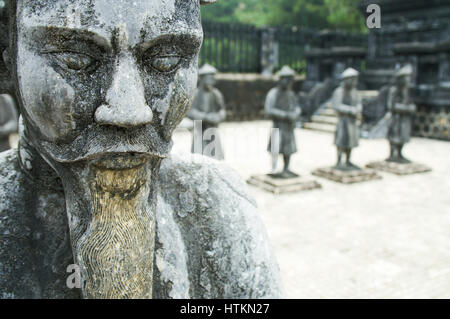 Mandarin Pierre gardes d'honneur au tombeau de Khai Dinh Hue Vietnam. Banque D'Images