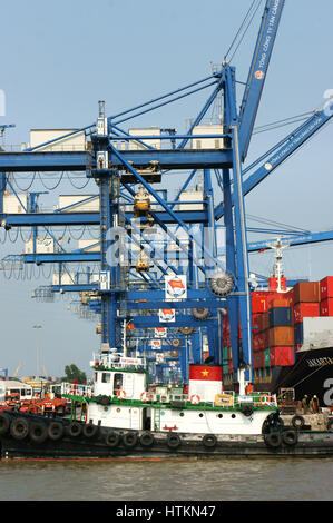 HO CHI MINH ville, VIET NAM, le transport pour l'exportation, l'importation à Cat Lai, port de charge de la grue à conteneurs bateau, la grande industrie service pour le commerce, Vietnam Banque D'Images