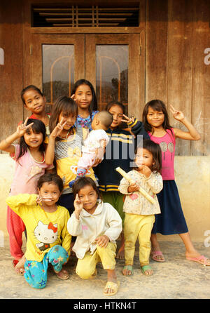 DAKLAK, VIET NAM, les enfants asiatiques stand, posant à la maison en bois de campagne vietnamienne, pauvre enfant, jolie fille heureuse et souriante, Dak Lak, Vietnam Banque D'Images