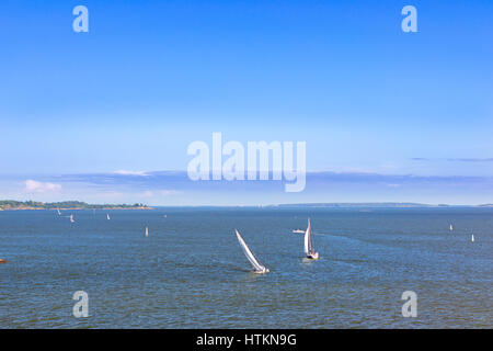 Régate de voile en baie de Port Ouest. Bateau à voile Yacht avec voiles blancs impliqués dans les sports d'eau. La navigation maritime au jour d'été ensoleillé. Suomi, il Banque D'Images