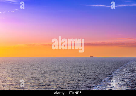 Trace de voile de quille sur l'eau sur fond de coucher de soleil sur l'horizon de mer en soirée. Marche nordique sur la mer de passagers de Helsinki à Tallinn. Gul finlandais Banque D'Images