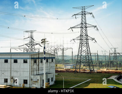 Pylône de l'électricité contre blue cloudy sky Banque D'Images