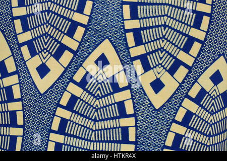 Tissu à motifs tanzanien kitenge, l'impression se fait à l'aide d'une technique de batik traditionnel. Banque D'Images