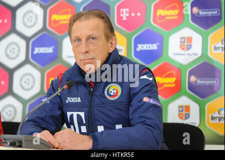 9 novembre 2016 : Schloß Leesdorf Daum l'entraîneur-chef de l'équipe nationale de football de la Roumanie au cours de la conférence de presse avant la campagne de qualification pour la Coupe du Monde 2018 match entre la Roumanie et la Pologne au Centre Nationale de Football, Mogosoaia, Roumanie ROU. Foto : Cristian Stavri/www.sportaction.ro Photo : Cronos/Cristian Stavri Banque D'Images