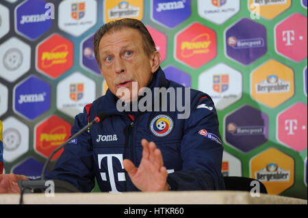 9 novembre 2016 : Schloß Leesdorf Daum l'entraîneur-chef de l'équipe nationale de football de la Roumanie au cours de la conférence de presse avant la campagne de qualification pour la Coupe du Monde 2018 match entre la Roumanie et la Pologne au Centre Nationale de Football, Mogosoaia, Roumanie ROU. Foto : Cristian Stavri/www.sportaction.ro Photo : Cronos/Cristian Stavri Banque D'Images