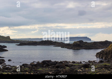 Une vue de l'Whitepark Bay du port de Ballintoy sur le Nord côte d'Antrim en Irlande du Nord Banque D'Images