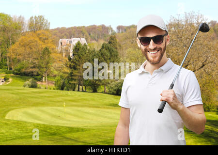 Portrait of male golfer avec club de golf course Banque D'Images