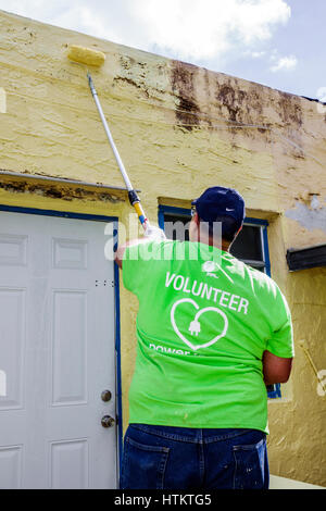 Miami Florida,Allapattah,Martin Luther King Jr. Day of Service,MLK,senior home repair,homme hommes,entreprise bénévole,FPL,peinture,paint roller,long Banque D'Images