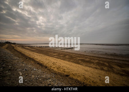 Marée basse à Chalkwell, près de Southend Essex, sur une journée nuageuse. L'estuaire de la Tamise est boueuse à cet endroit, et la marée se retire une grande distance Banque D'Images