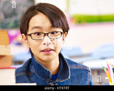 Portrait de 11 ans, écolier primaire asiatique Banque D'Images