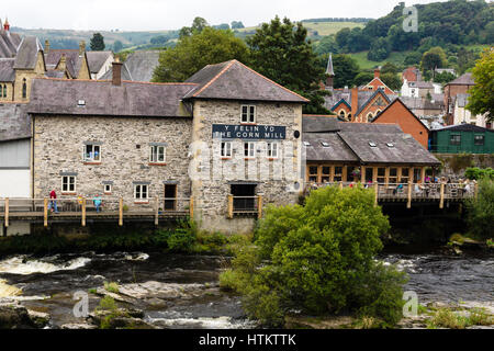 Le moulin à maïs cafe and bistro à côté du pont de Llangollen Wales Dee sur les rives de la rivière Dee Banque D'Images