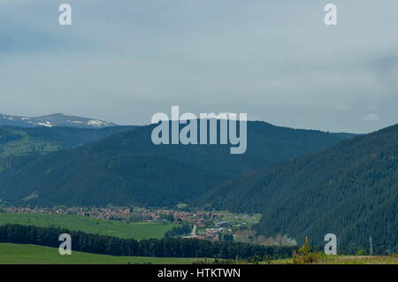 Scène avec montagne, vallée et district résidentiel du village bulgare, Govedartsi, montagne de Rila, Bulgarie Banque D'Images