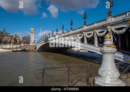 Le Pont Alexandre III à Paris France vu depuis les rives de la Seine. Banque D'Images