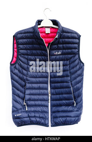 Le Rab Microlight vest gilet gilet gilet Veste sans manches mesdames taille 14 accroché sur un cintre isolé sur fond blanc. Banque D'Images