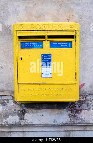 Un Français jaune post box est suspendu sur un mur à Paris France. Banque D'Images