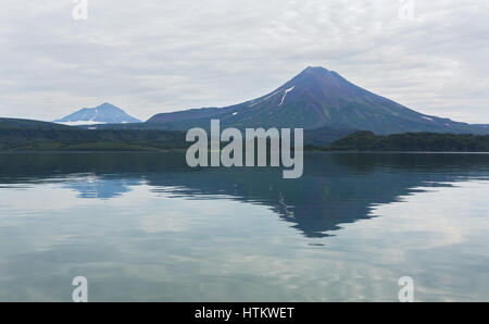 Stratovolcan Ilyinsky Kurile près de lac. Banque D'Images