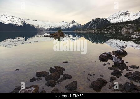 Vue panoramique sur le paysage Lac Garibaldi Shore calme eau lointain Coast Mountain Peak Skyline provincial Park Colombie-Britannique Canada Pacifique Nord-Ouest Banque D'Images