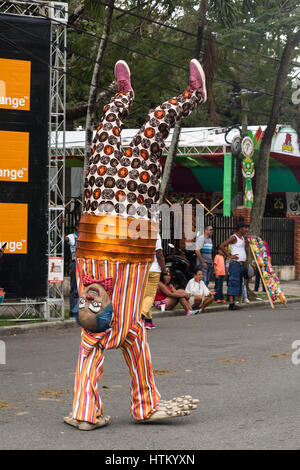 L'envers un personnage de clown marche sur ses mains dans le défilé de la Vega. La première Célébration de carnaval documentés dans ce qui est maintenant le Domini Banque D'Images
