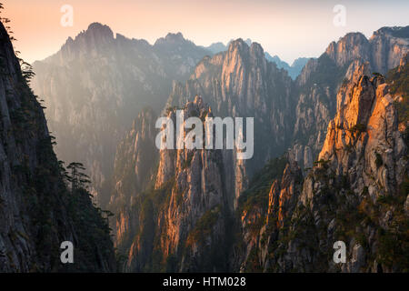 Coucher du soleil à l'Ouest du Canyon à Huangshan (montagnes jaunes), la Chine. Huangshan est célèbre dans le monde entier pour ses pics de granit extrême, qui ont inspiré le RCIP Banque D'Images