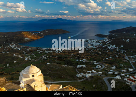 Vue sur le port, village de Livadi et Sifnos Island dans la distance de Chora, île de Serifos en Grèce. Banque D'Images