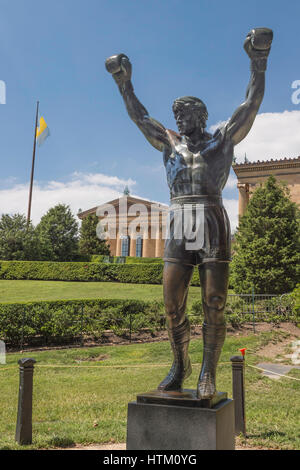 Statue de Sylvester Stallone en tant que Rocky Balboa, sur les marches du musée d'art de Philadelphie, Fairmount Park, Philadelphie, Pennsylvanie, États-Unis Banque D'Images