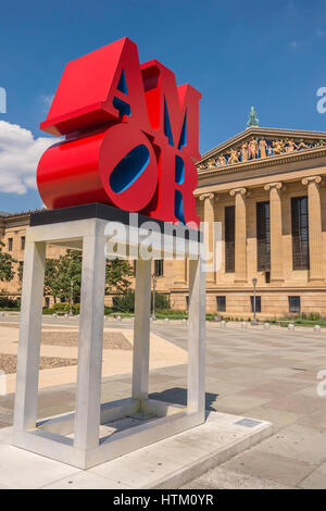 AMOR sculpture de Robert Indiana, sur les marches du Philadelphia Museum of Art, Philadelphie, Pennsylvanie, USA Banque D'Images