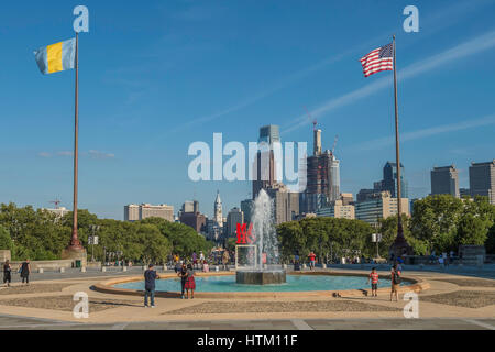 AMOR sculpture de Robert Indiana, sur les marches du Philadelphia Museum of Art, surplombant la ville de Philadelphie, Pennsylvanie, USA Banque D'Images