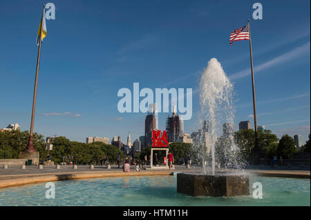 AMOR sculpture de Robert Indiana, sur les marches du Philadelphia Museum of Art, surplombant la ville de Philadelphie, Pennsylvanie, USA Banque D'Images