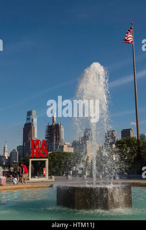 AMOR sculpture de Robert Indiana, sur les marches du Philadelphia Museum of Art, surplombant la ville de Philadelphie, Pennsylvanie, USA Banque D'Images