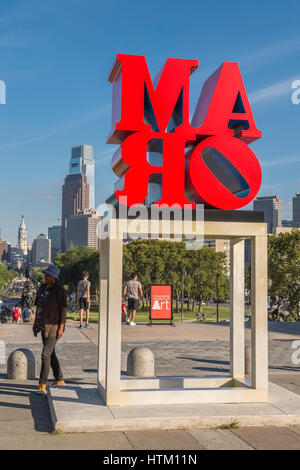 AMOR sculpture de Robert Indiana, sur les marches du Philadelphia Museum of Art, Philadelphie, Pennsylvanie, USA Banque D'Images