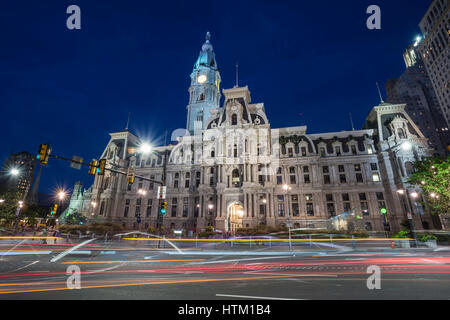 L'Hôtel de ville de Philadelphie, de nuit avec le flou de la circulation, 1 Place de Penn, Philadelphia, Pennsylvania, USA Banque D'Images