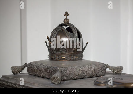 La couronne impériale d'Autriche représentée sur le sarcophage de l'Impératrice Marie Anne d'Autriche (1803 - 1884) dans la Crypte impériale (Kaisergruft) à Vienne, Autriche. L'impératrice Maria Anna était une femme de l'empereur Ferdinand I d'Autriche, qui règne également en tant que le roi Ferdinand V de la Bohême. Banque D'Images