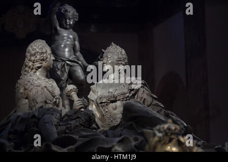 Sarcophage de l'Impératrice Marie-Thérèse d'Autriche (1717 - 1780) et son époux l'empereur François I (1708 - 1765) dans la Crypte impériale (Kaisergruft) à Vienne, Autriche. Statue par le sculpteur autrichien Balthasar Ferdinand Moll placé sur le sarcophage. Banque D'Images