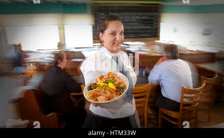 Portrait of Waitress serving in Restaurant , le Pays de Galles, Royaume-Uni Banque D'Images