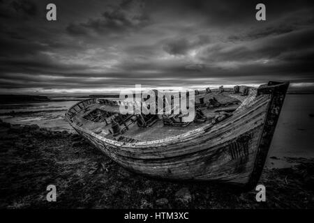 Un vieux bateau abandonné sur l'île de Flatey en Islande. Banque D'Images